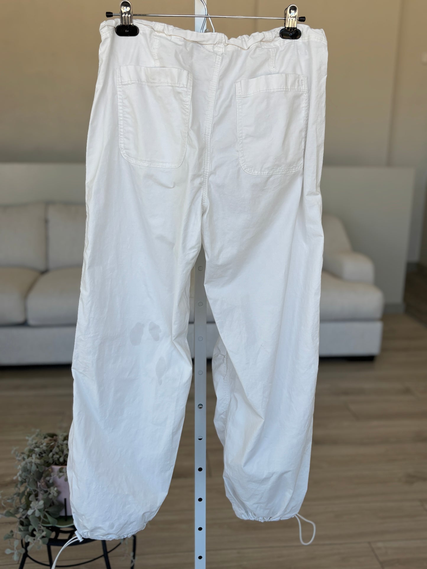Women’s American Eagle white utility pants size medium with relaxed casual styling
