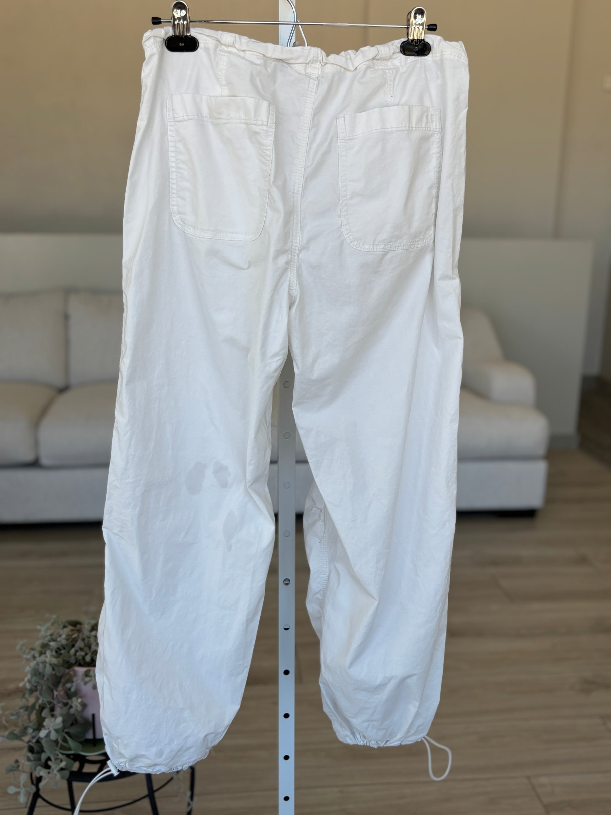 Women’s American Eagle white utility pants size medium with relaxed casual styling