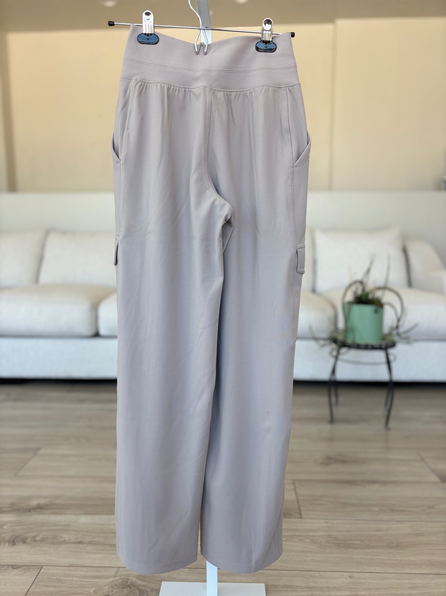 Athleta light taupe gray pull on cargo pants with wide ribbed waistband and tonal snap closures