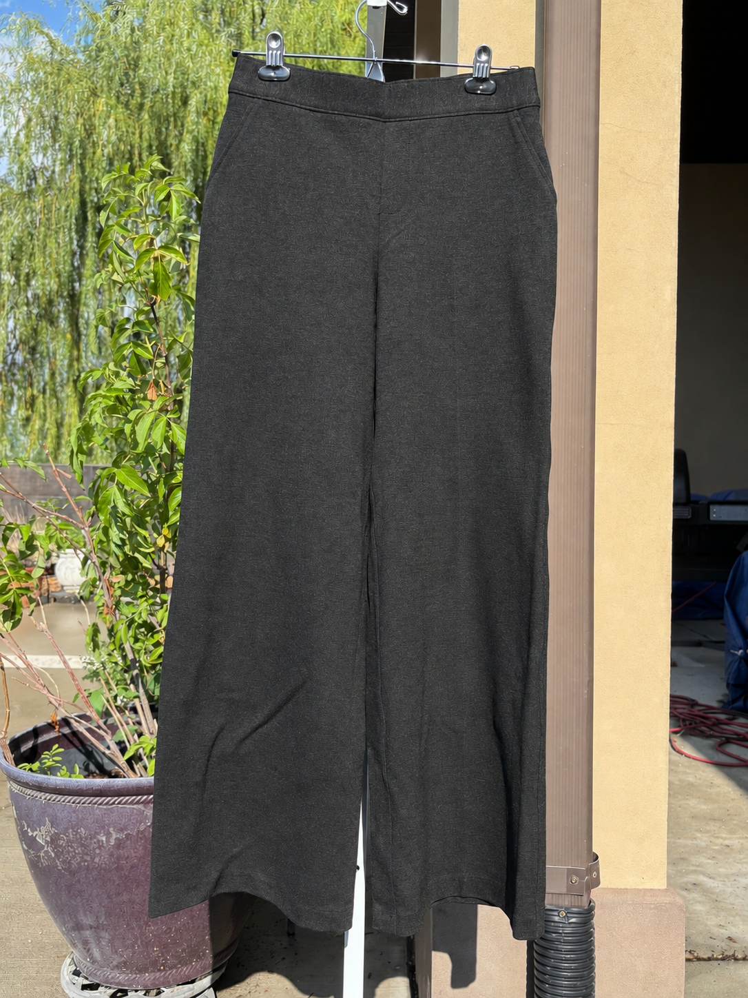 SPANX Perfect wide-leg pull-on pants with a smooth stretch waistband in women’s size S Petite.