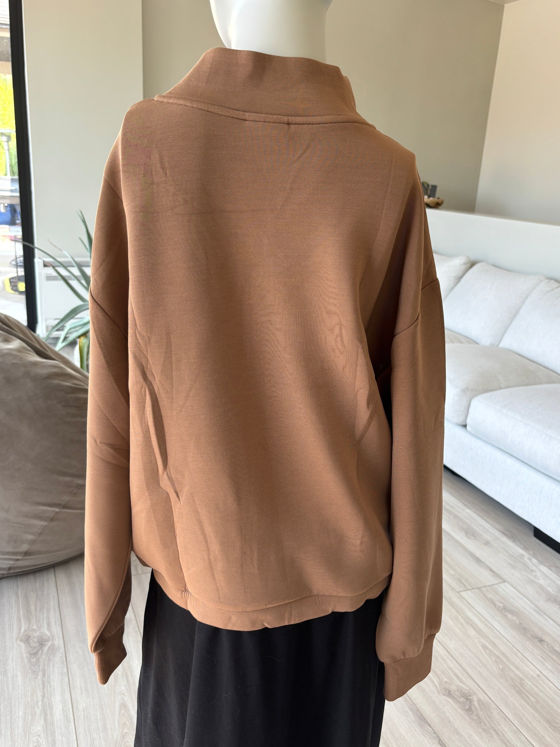 Varley Betsy drawcord sweatshirt in size S with an oversized body and adjustable bubble-style hem.