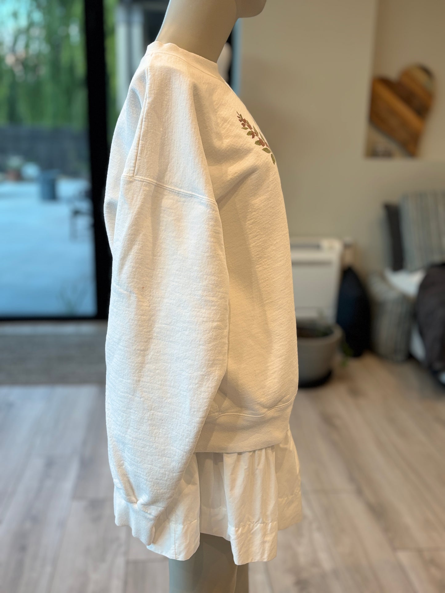 Hanes white flower graphic pullover sweatshirt size Large styled for casual everyday wear
