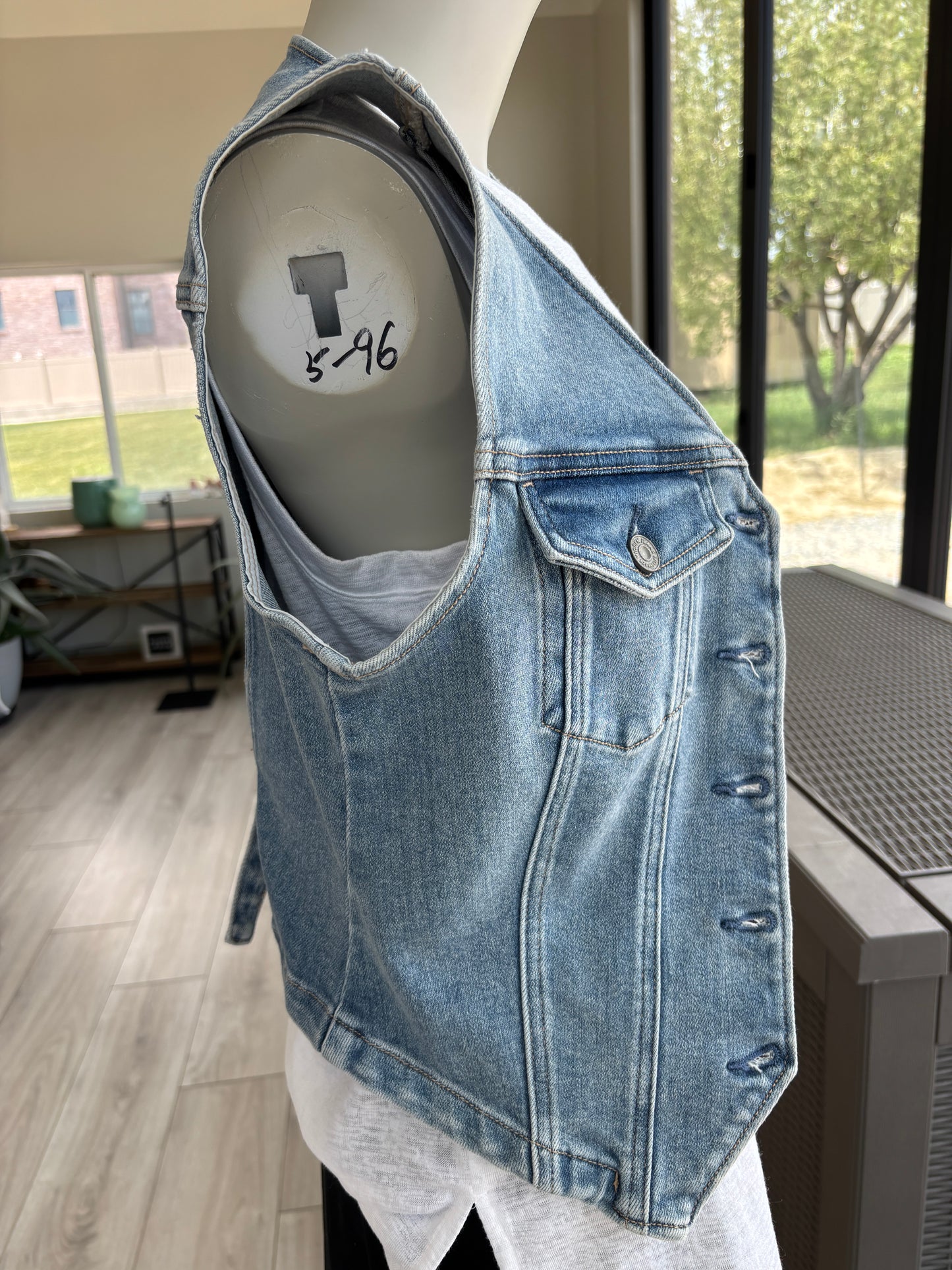 Hidden women’s denim vest size M new with tags in light blue wash