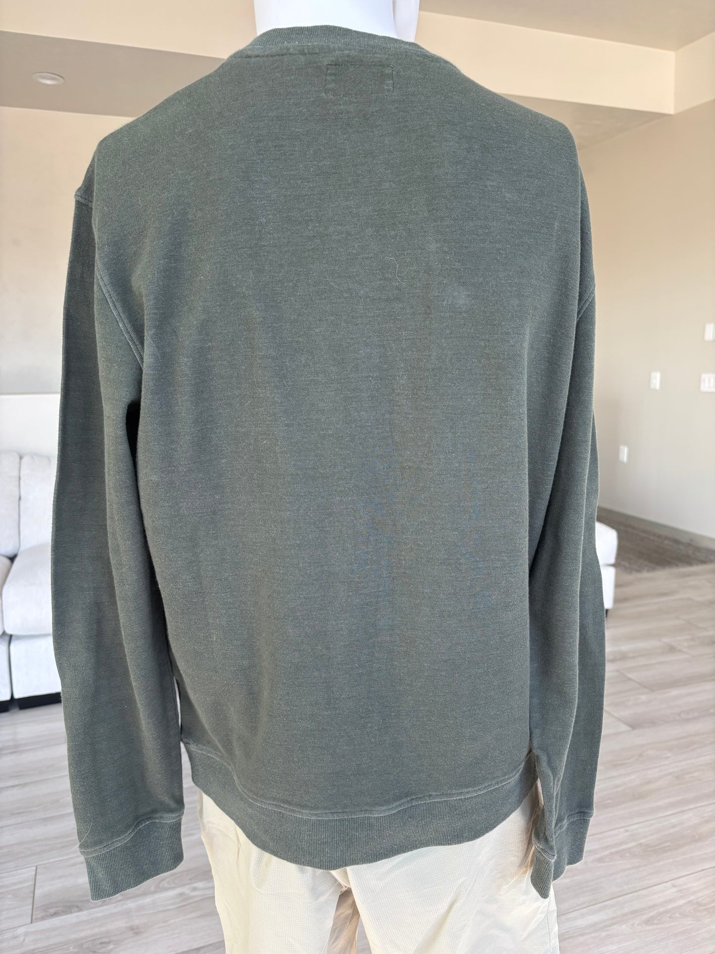 Linksoul ribbed hem and cuffs crewneck cotton sweatshirt.  feels soft and comfortable, sporty shirt for golf or other games.