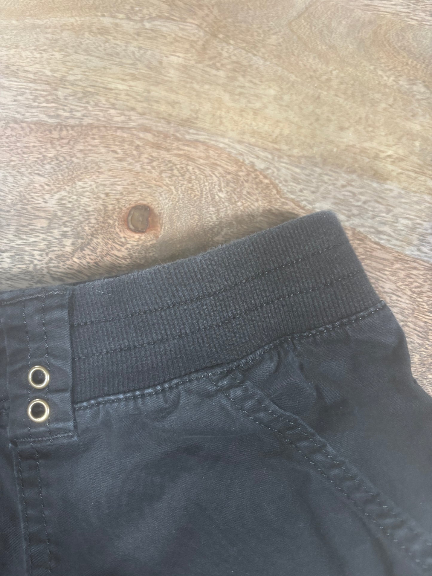 Lee - Black Cargo Shorts Size M/8 - grommet beltloop and stretchy waist. 