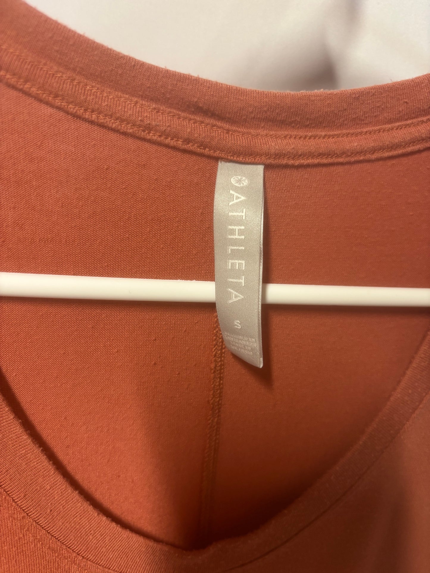 Athleta - Terracotta/Melon Short Sleeve T-Shirt - Size S, scoop neck, beautiful shirt