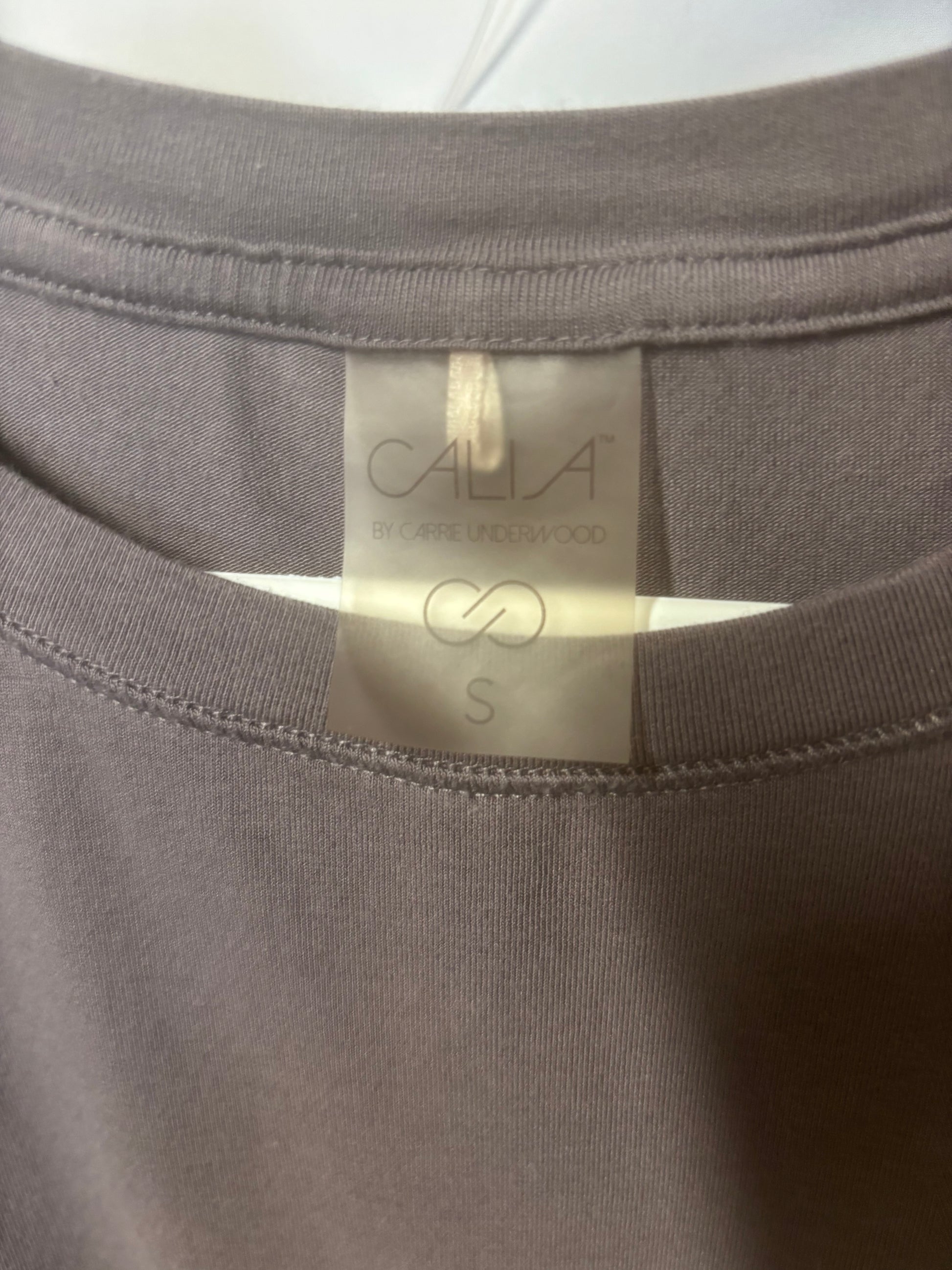  Calia athletic t-shirt back view showing fit and purple grey fabric detail