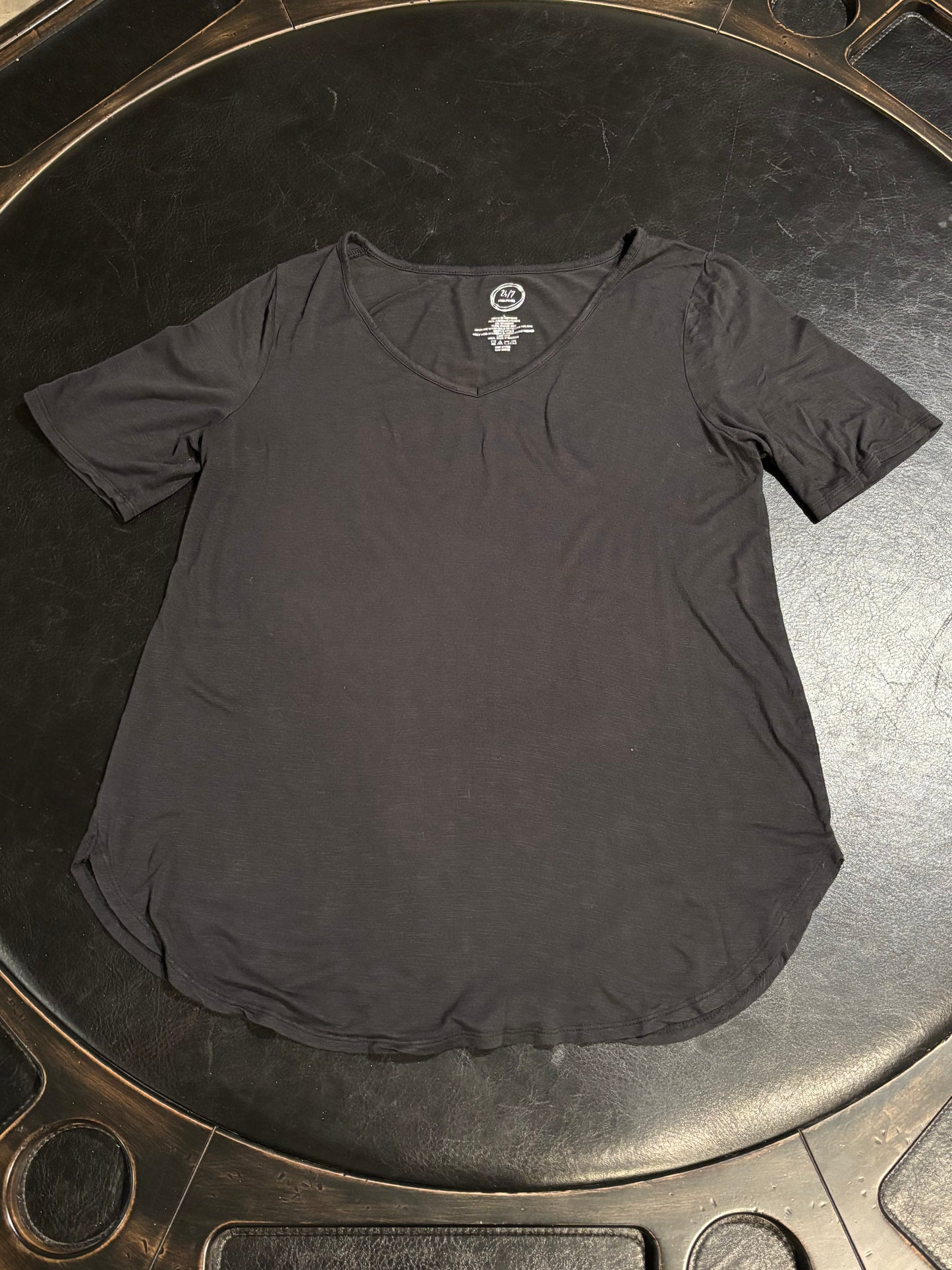 24/7 Maurices - Black Short Sleeve T-Shirt - Size L - flat lay image