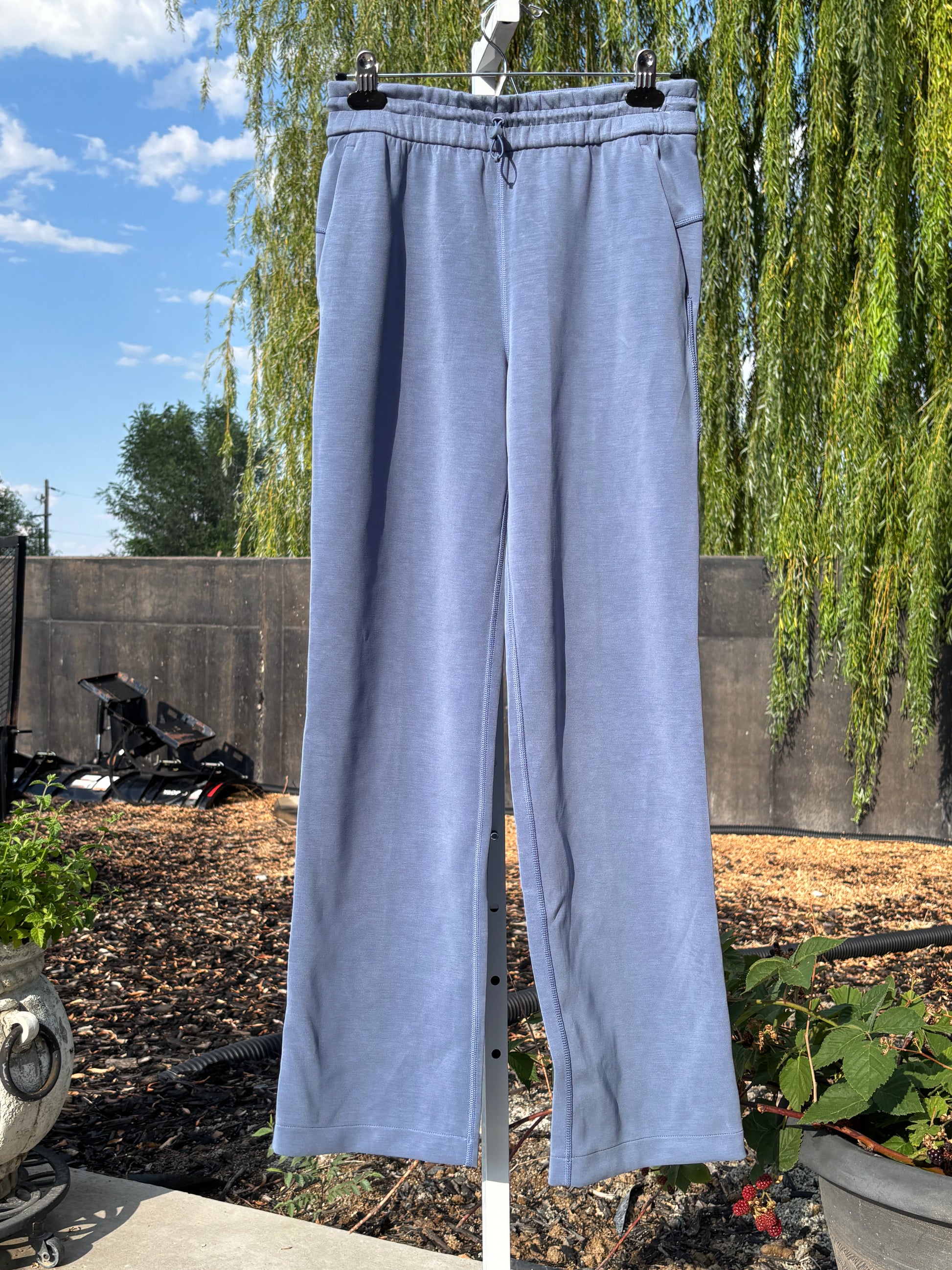Periwinkle blue Lululemon straight-leg lounge pants in excellent condition size 6