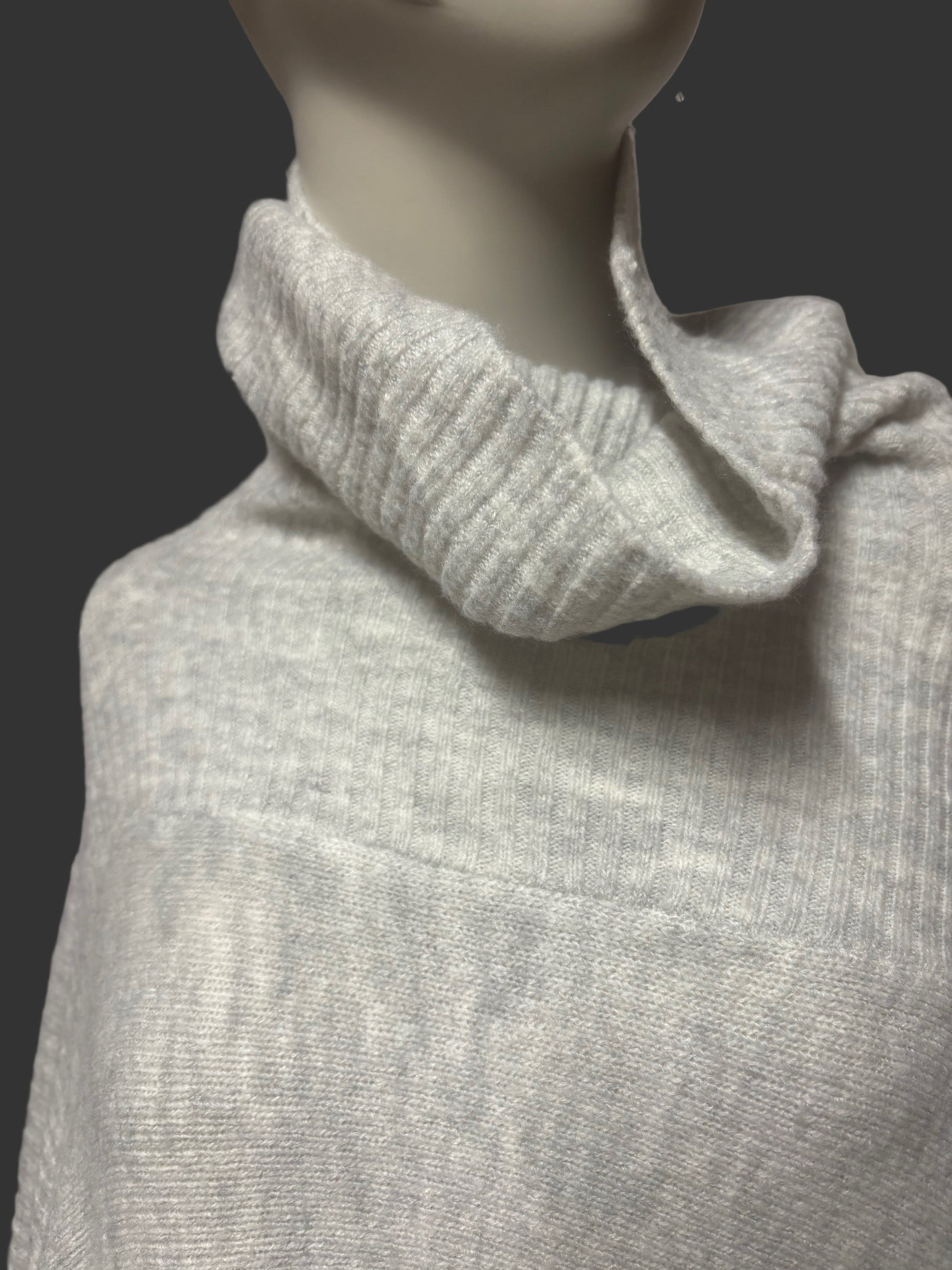 Vera Wang- Light Gray Knit Wrap Shawl - S/M-textured turtleneck shoulders and chest curated
