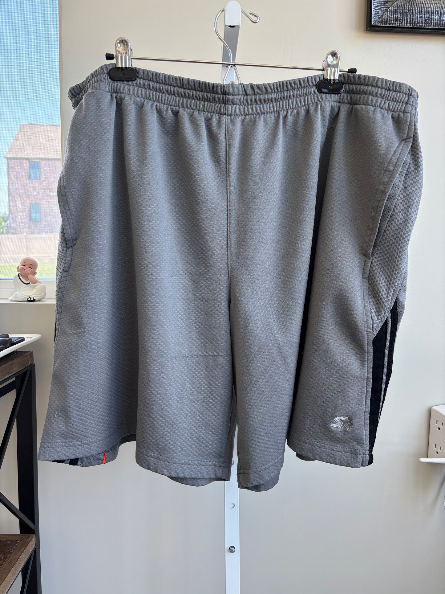 Starter men’s activewear shorts size 2XL with elastic waistband