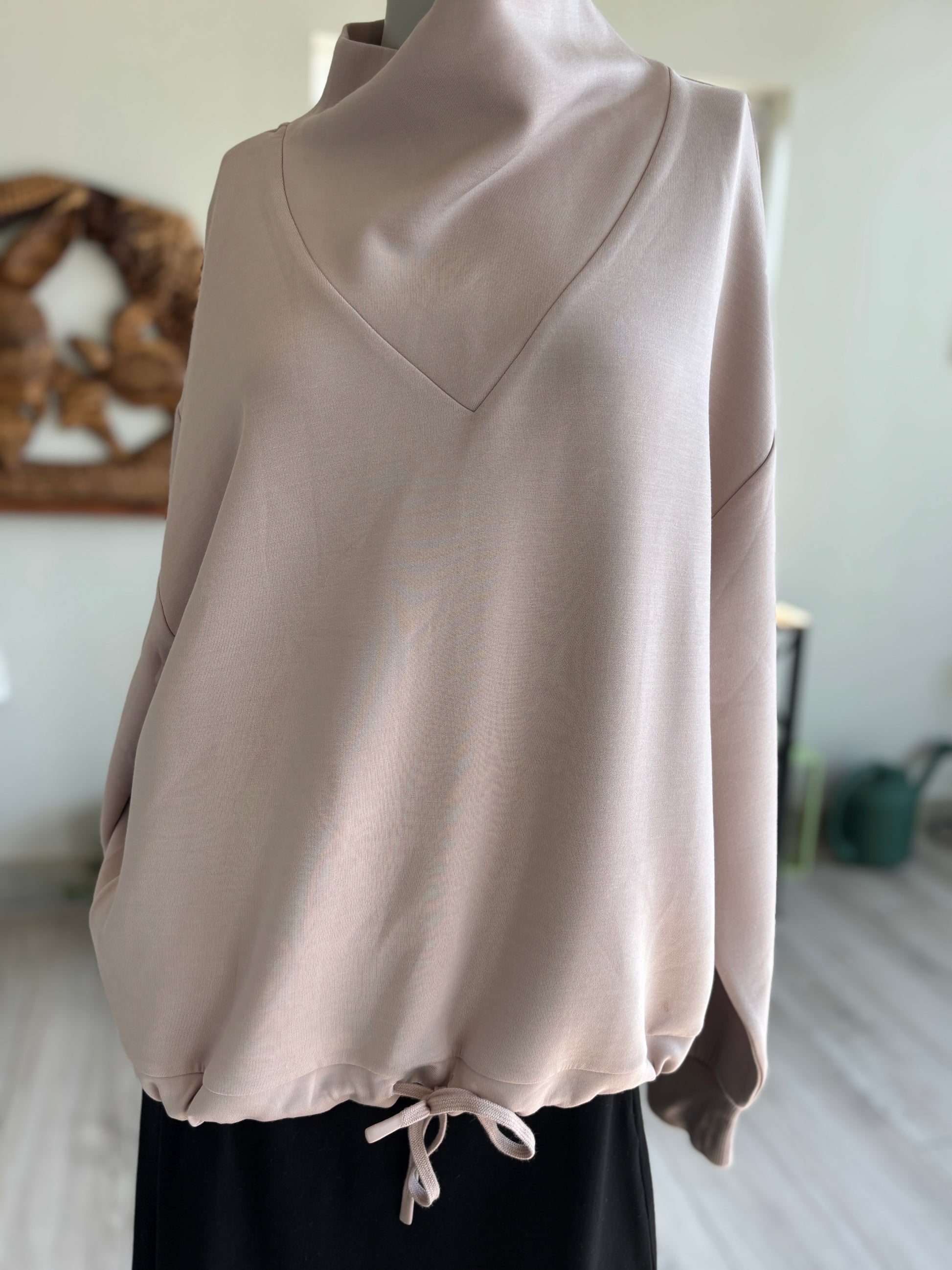 Varley Betsy drawcord sweatshirt in size S with an oversized body and adjustable bubble-style hem.