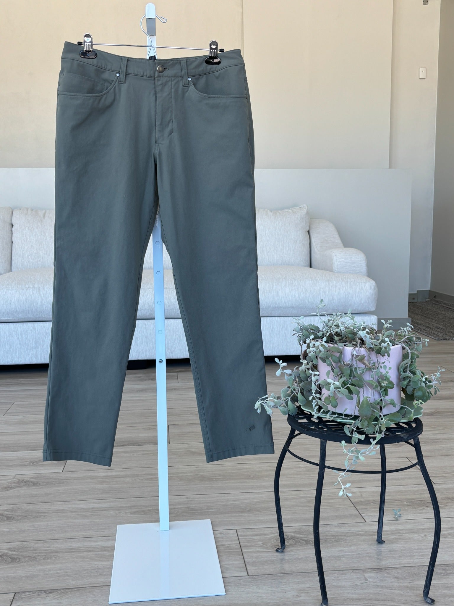 lululemon green performance pants size 32 with smooth polyester fabric