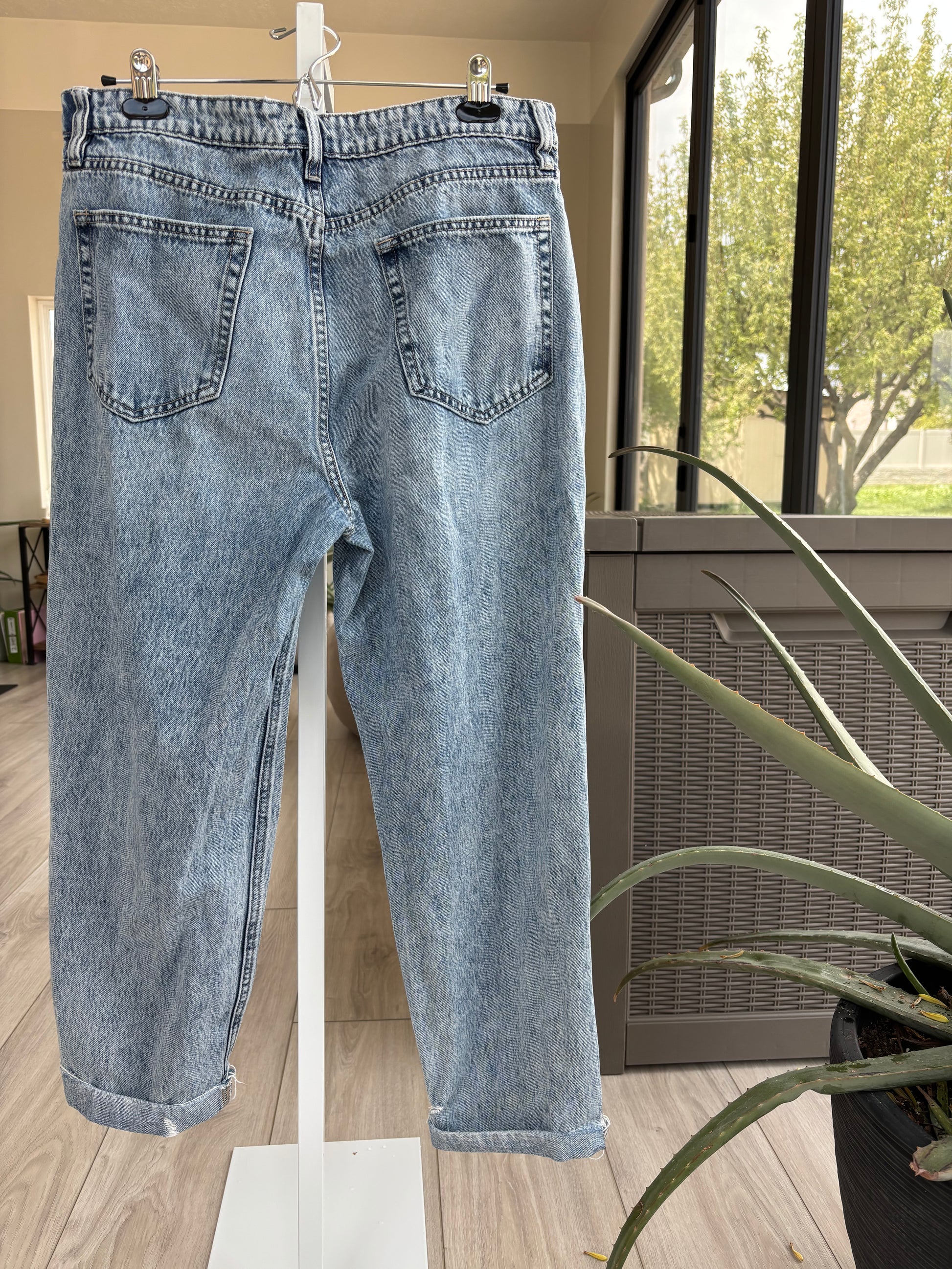 Back view seaming and cuffs with back pockets for phone, previously adored, anke length pants.